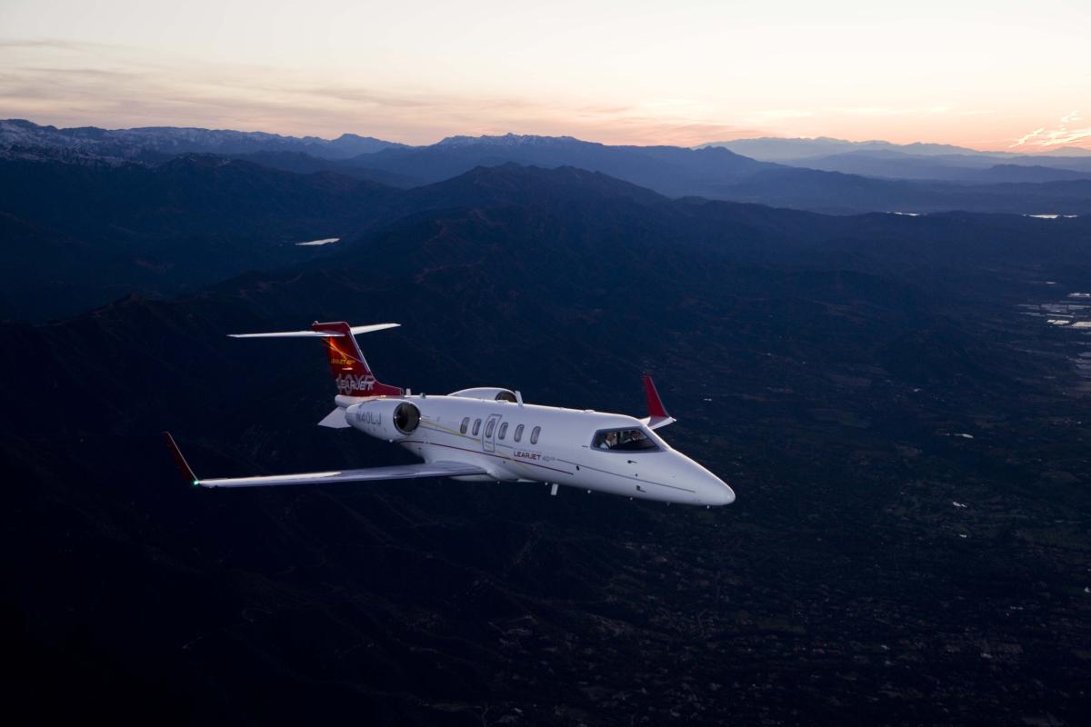 Learjet 40 cabin for Chicago charter