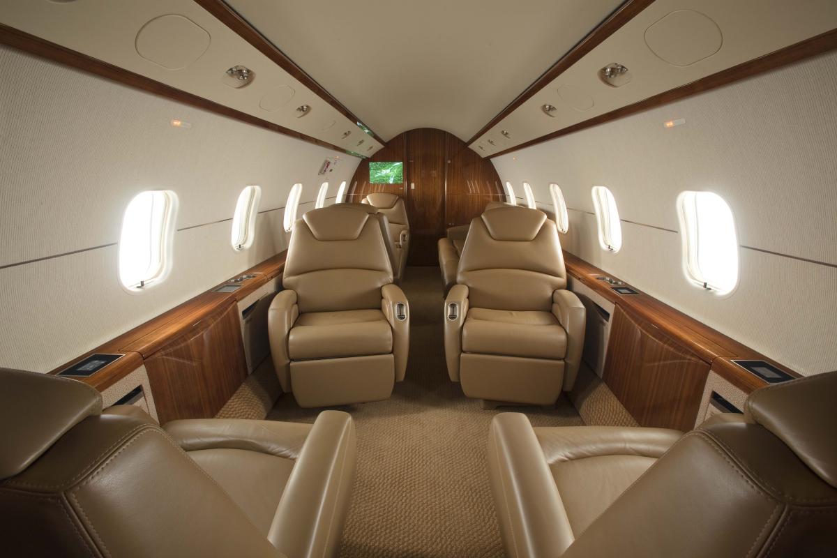 Challenger 300 cabin for Chicago charter